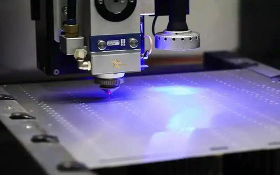 फर्नीचर यांत्रिक एयरोस्पेस और इलेक्ट्रॉनिक्स उद्योगों के लिए 3KW उच्च शक्ति सटीक सीएनसी शीट धातु लेजर कटिंग मशीन