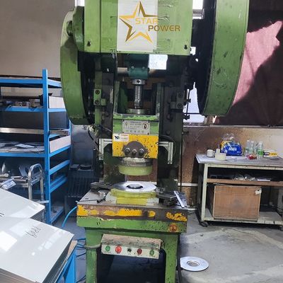 हाथ से बने रसोई सिंक के उत्पादन के लिए गहरे गले के पंच प्रेस का कुशलतापूर्वक उपयोग करना