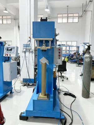 हाइड्रोलिक कोने बनाने और जोड़ने की मशीन