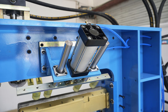 2.3KW 30MPa 0.5-1.0MPa उच्च परिशुद्धता संयुक्त और कोण दबाने के लिए पीएलसी नियंत्रित रसोई सिंक मशीन