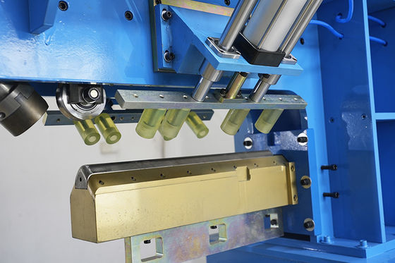 2.3KW 30MPa 0.5-1.0MPa उच्च परिशुद्धता संयुक्त और कोण दबाने के लिए पीएलसी नियंत्रित रसोई सिंक मशीन