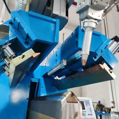 4-कोने सीमलेस कॉर्नर राउंडिंग वेल्डर, स्टेनलेस स्टील के दरवाज़े और खिड़की के फ्रेम के लिए सिंक्रोनस वेल्डिंग और सीमलेस जोड़ों की विशेषता के साथ, एडजस्टेबल रेडियस R1-R10mm