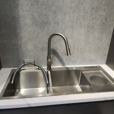 अच्छा दाम खाद्य ग्रेड 304/316 एकल/डबल कटोरे और साबुन डिस्पेंसर छेद के साथ हस्तनिर्मित स्टेनलेस स्टील रसोई सिंक ऑनलाइन