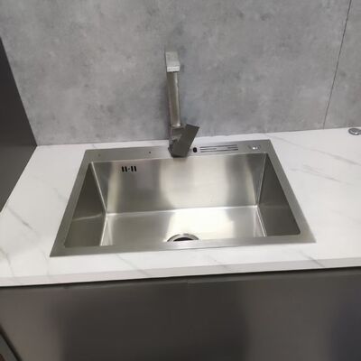 अच्छा दाम खाद्य ग्रेड 304/316 स्टेनलेस स्टील के साथ वाणिज्यिक रसोई सिंक रेस्तरां के लिए हस्तनिर्मित और निर्बाध वेल्डेड ऑनलाइन
